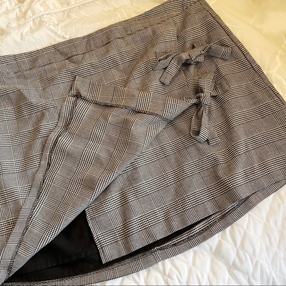 Forever 21 + Black and White Plaid Wrap Skirt - Picture 3 of 6